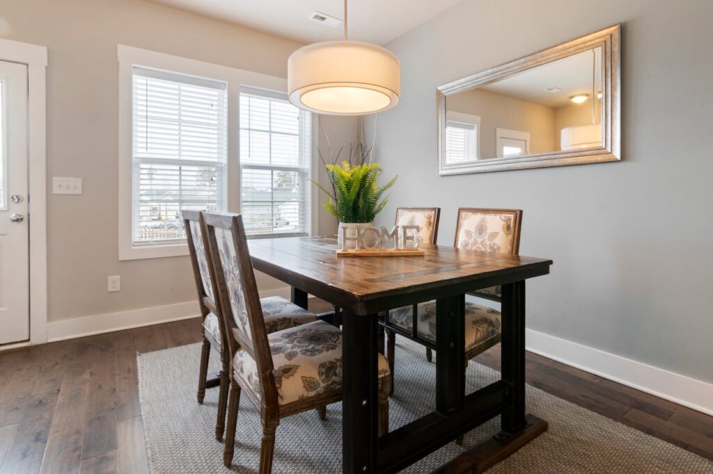 Lichtdesign im Esszimmer: So setzt du atemberaubende Akzente über dem Tisch